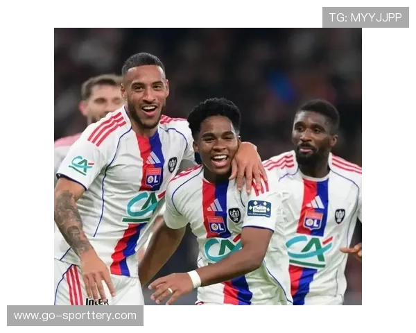 恩德里克与队友庆祝，里昂更衣室氛围融洽